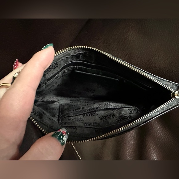 EUC Michael Kors Black Patent Logo Wristlet - Picture 9 of 10